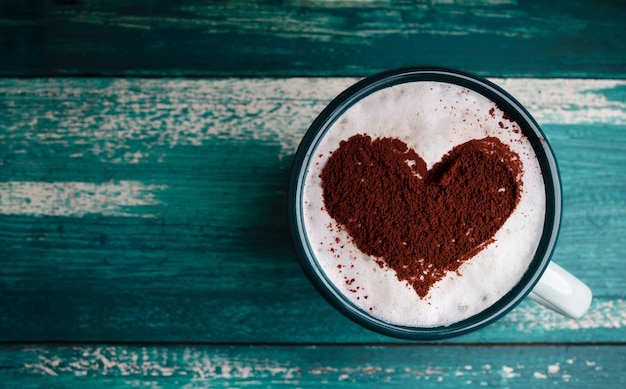 Heiße Kaffeetasse auf den Tisch legen