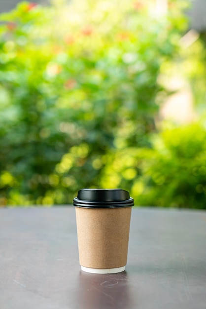 heiße kaffeetasse auf holztisch mit kopierraum