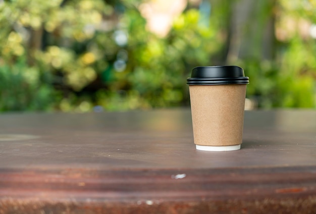 heiße kaffeetasse auf holztisch mit kopierraum