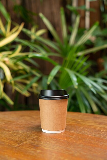 heiße kaffeetasse auf holztisch mit kopierraum