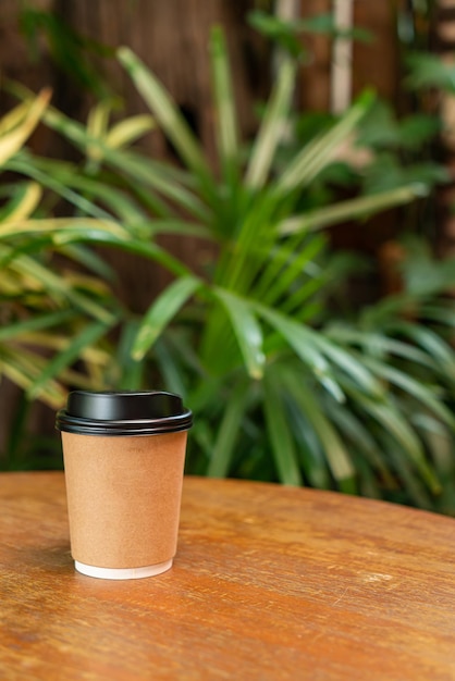 Heiße Kaffeetasse auf Holztisch