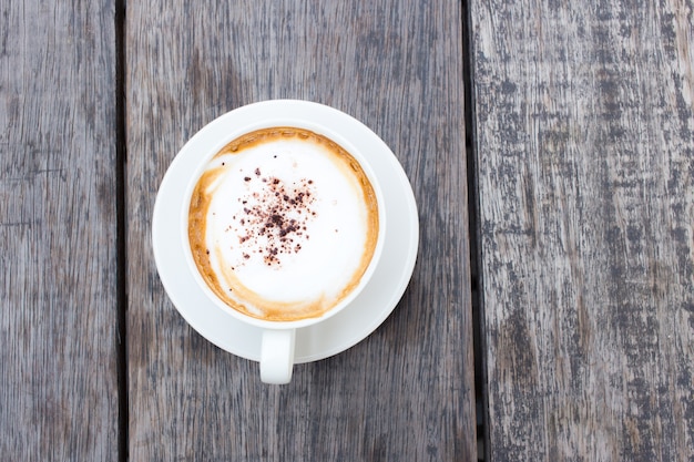 Heiße Kaffeetasse auf Holztisch