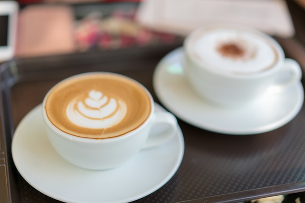 Heiße Kaffeetasse auf Holztisch