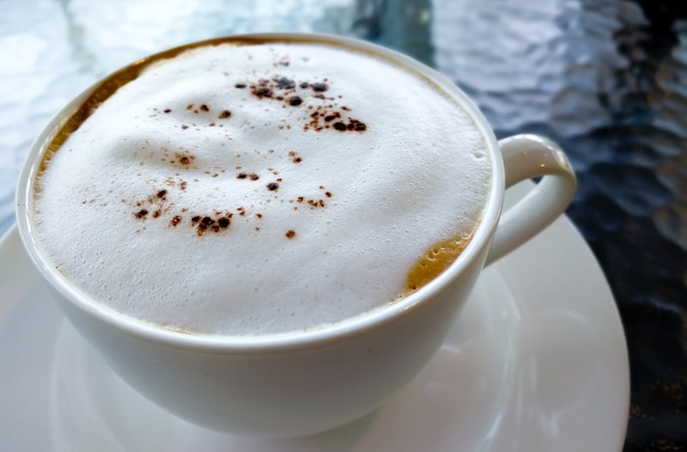 Heiße Kaffeetasse Cappuccino mit Sahne und Schokolade