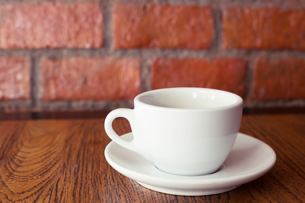 Heiße Kaffeetasse im Café auf Holz