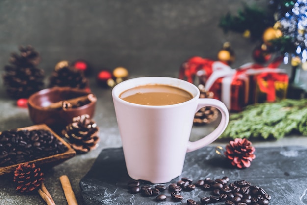 heiße Kaffeetasse mit Weihnachtsdekoration