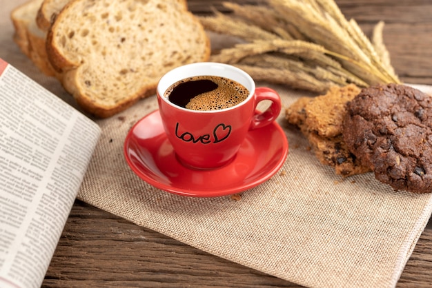 Heiße Kaffeetasse und Frühstück