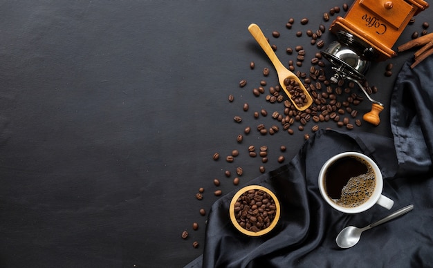 Heiße Kaffeetasse und Kaffeebohne mit verschiedenen Utensilien