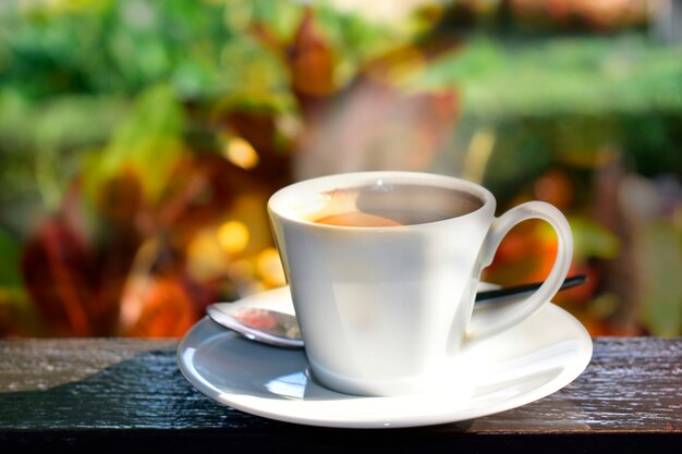 Heiße Kaffeetassen Setzen Sie auf Holz, das köstlich ist