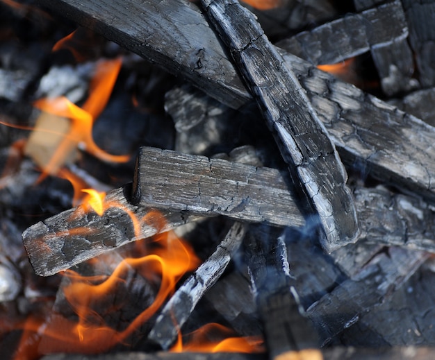 Heiße Kohlen im Feuer