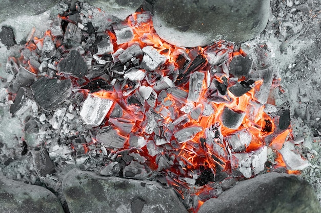 Heiße Kohlen von einem brennenden Feuer
