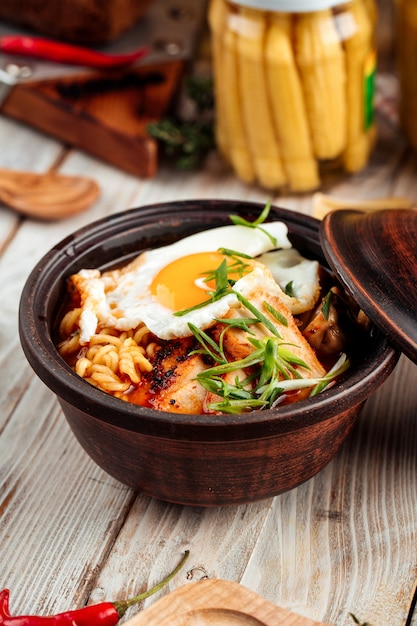 Heiße koreanische Chocken Ramen Nudeln mit Spiegelei