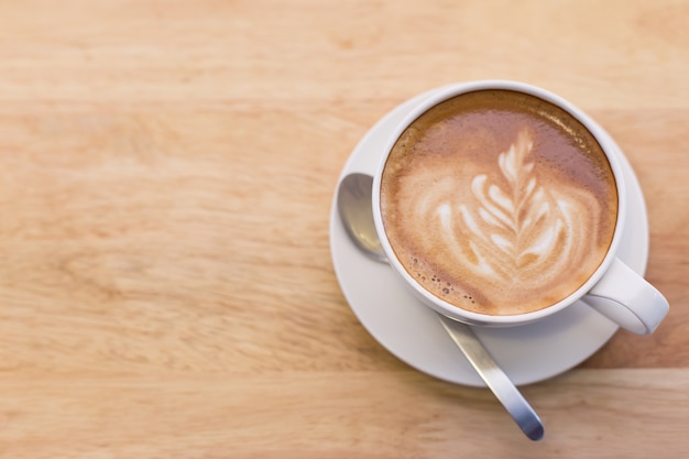 Heiße Kunst Latte Kaffee in der Tabelle