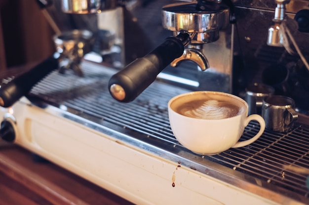 Heiße Latte-Kaffeeblattform auf der Kaffeemaschinenleiste