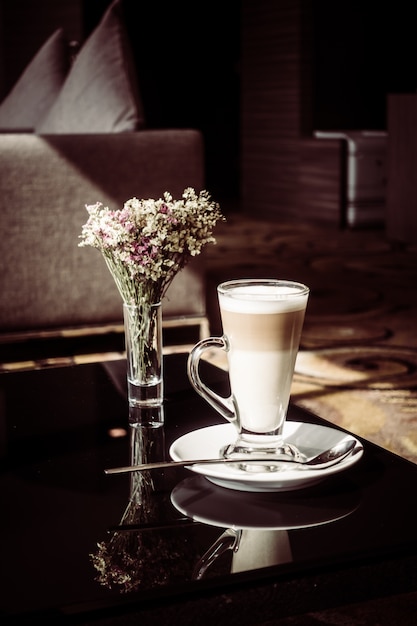 Heiße Latte Kaffeetasse auf dem Tisch