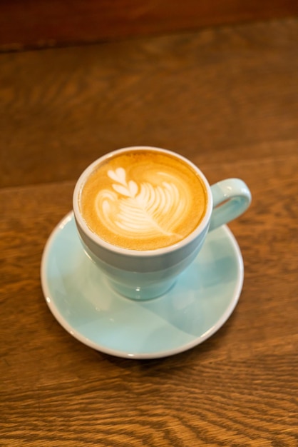 heiße Latte Kaffeetasse auf Holztisch