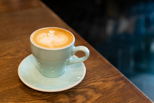 heiße Latte-Kaffeetasse auf Holztisch