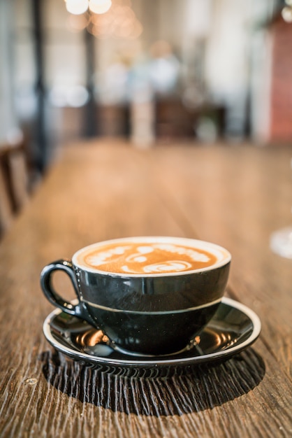 heiße Latte Kaffeetasse im Café Restaurant