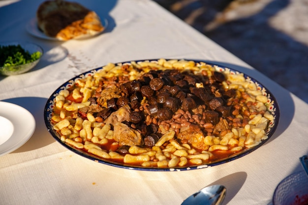 Heiße leckere Gerichte Knödel mit Fleisch und Bohnen