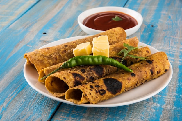 Heiße leckere Paratha mit Ghee und Tomatensauce