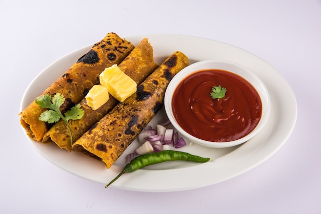 Heiße leckere Paratha mit Ghee und Tomatensauce