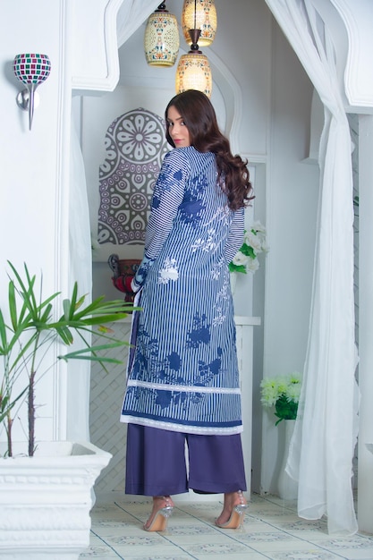 Heiße Mädchen-Rücken-Pose mit blauem Shalwar Kameez für Indoor-Mode-Shooting