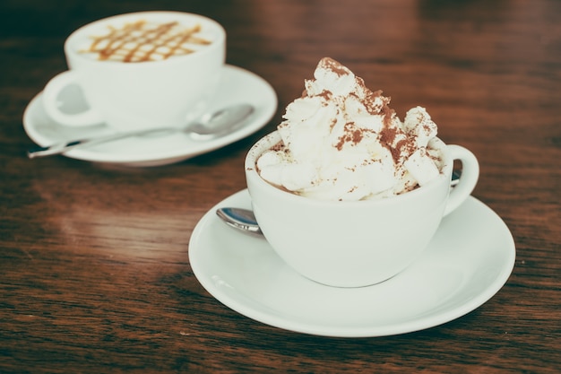 Heisse Marshmallow-Schokolade in weißer Tasse