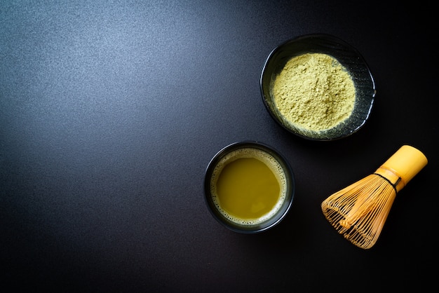 heiße Matcha-Grüntee-Tasse mit Grüntee-Pulver und Schneebesen