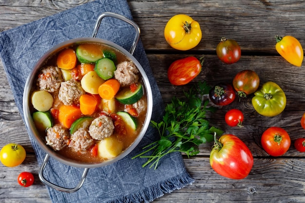 Heiße mexikanische Fleischbällchen-Gemüsesuppe-Draufsicht