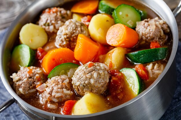 Heiße mexikanische Fleischbällchen-Gemüsesuppe-Draufsicht