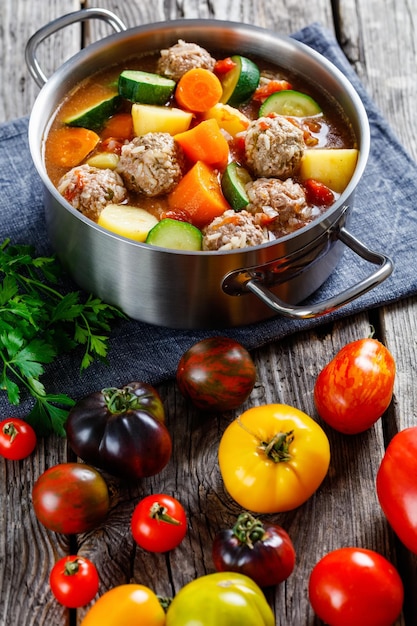 Heiße mexikanische Fleischbällchen-Gemüsesuppe-Draufsicht