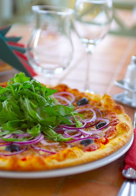 Heiße Pizza auf einem Tisch im Café