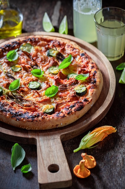 Heiße Pizza aus Zucchiniblüten und Waldpilzen