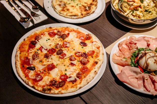 Heiße Pizza Carbonara auf dem Tisch serviert.