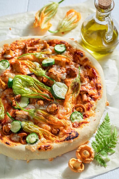 Heiße Pizza mit Sommer- und Saisongemüse