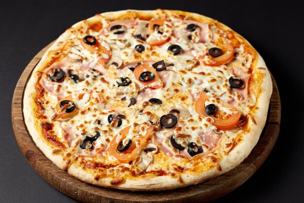 Heiße Pizza Regina auf einem rustikalen Holztisch