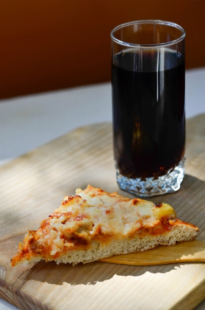 Heiße Pizza und eine Tasse Cola