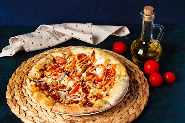 Heiße Pizzascheibe mit geschmolzenem Mozzarella-Käse und Tomaten-Olivenöl Pizza verzehrfertig Kopierbereich Hochwertiges Foto
