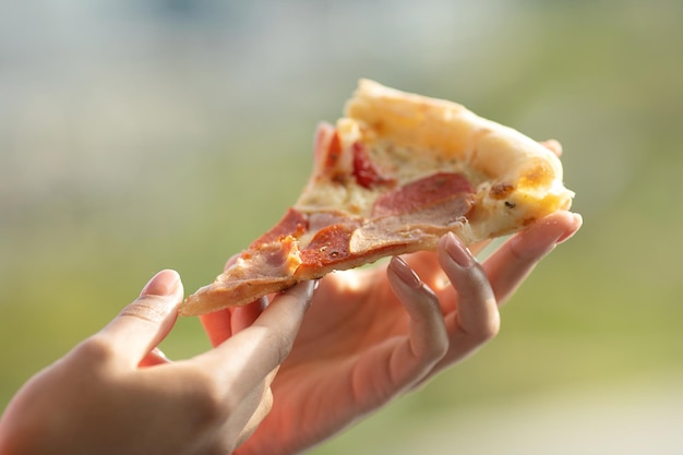 Heiße Pizzascheibe mit schmelzendem Käse Mittag- oder Abendessen leckeres italienisches Essen traditionell