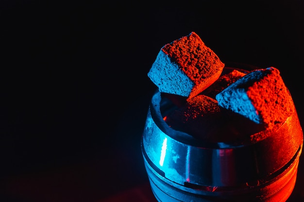 Heiße rote Kohlen für Wasserpfeife in einer Metallschale