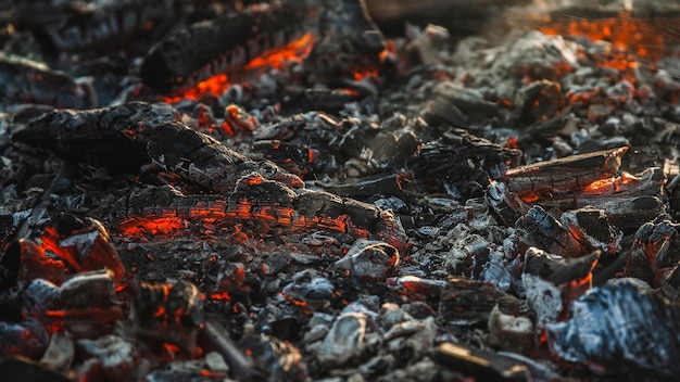 Heiße rote Kohlen nach Feuer Nahaufnahme