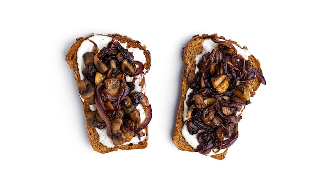 Heiße Sandwiches mit Pilzen auf weißem Hintergrund. Hochwertiges Foto