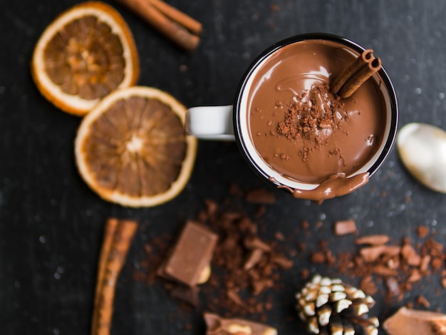 Foto heiße schokolade in der nähe von orangen und kakaobonbons