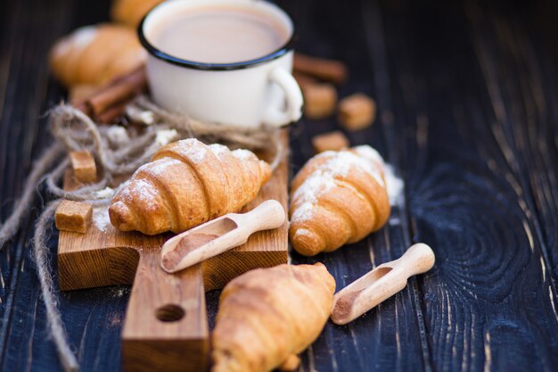 Heiße Schokolade mit Croissant