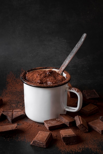 Foto heiße schokolade mit hohem winkel in der tasse