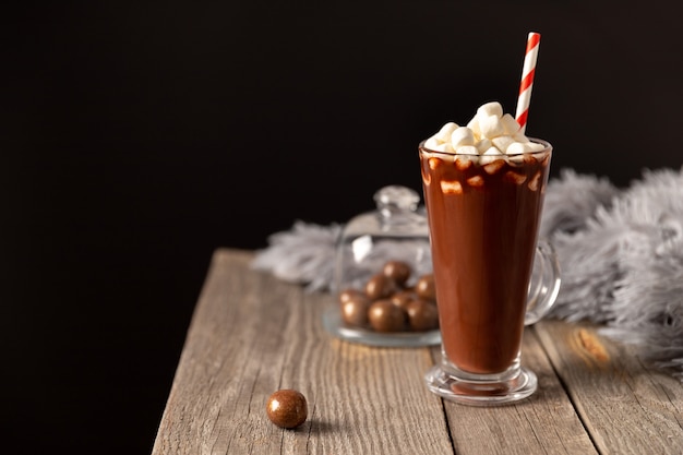 Heiße Schokolade mit Marshmallow auf Holztisch mit Kopierraum