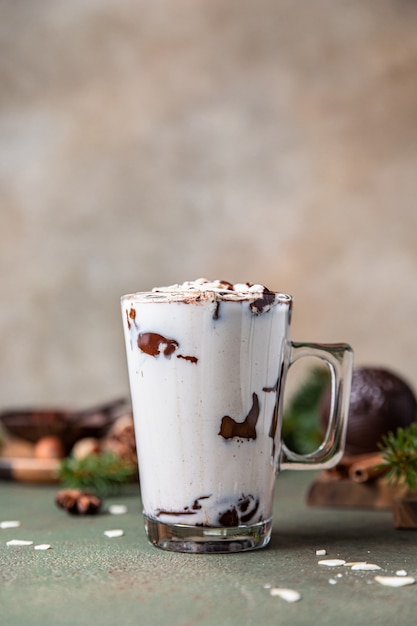 heiße Schokolade mit Marshmallow und Kakao oder Schokobombe Winterkomposition