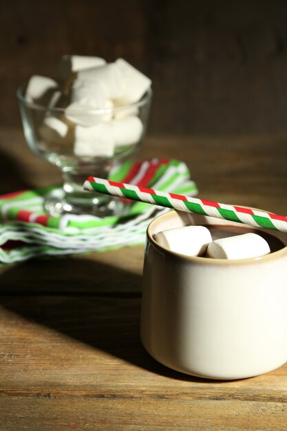 Heiße Schokolade mit Marshmallows, auf Holzuntergrund