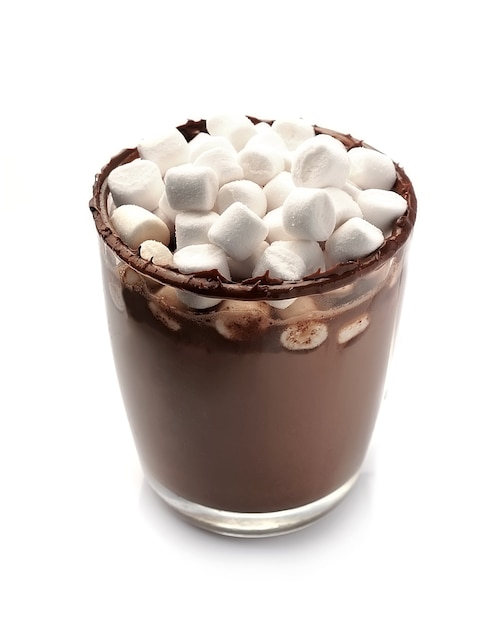 Heiße Schokolade mit Marshmallows auf weißem Hintergrund. Dessert