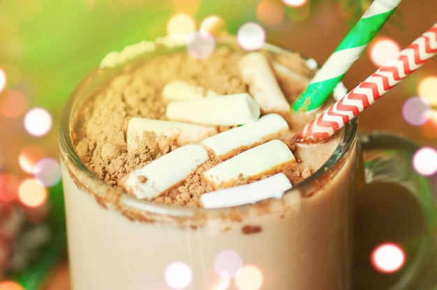 Heiße Schokolade mit Marshmallows Candy Stick Hausgemachte heiße Schokolade Weihnachtsgrußkarte Weihnachtsgetränk Thema